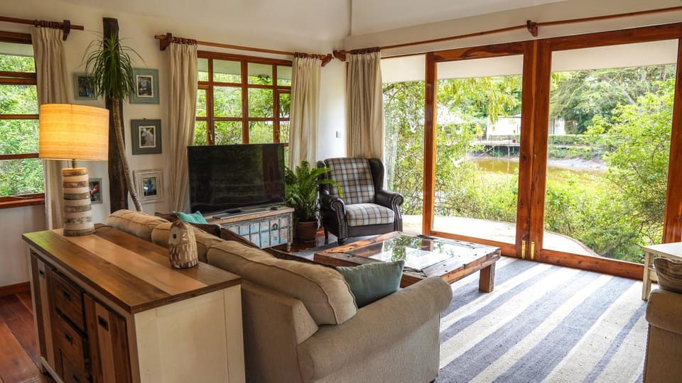Communal lounge/ TV room, TV and multimedia, Living room, Seating area, Garden view