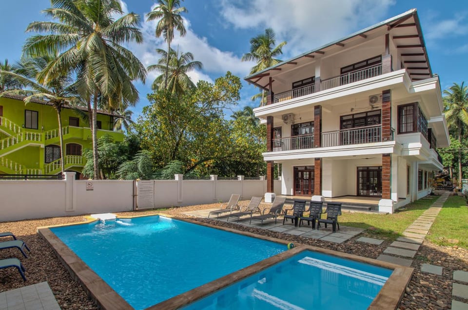 Property building, Day, Garden, Garden view, Pool view, Swimming pool