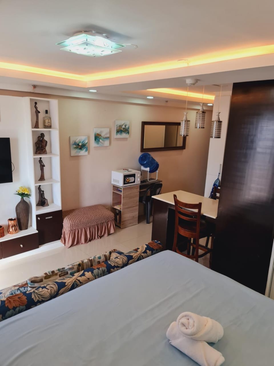 Dining area, minibar