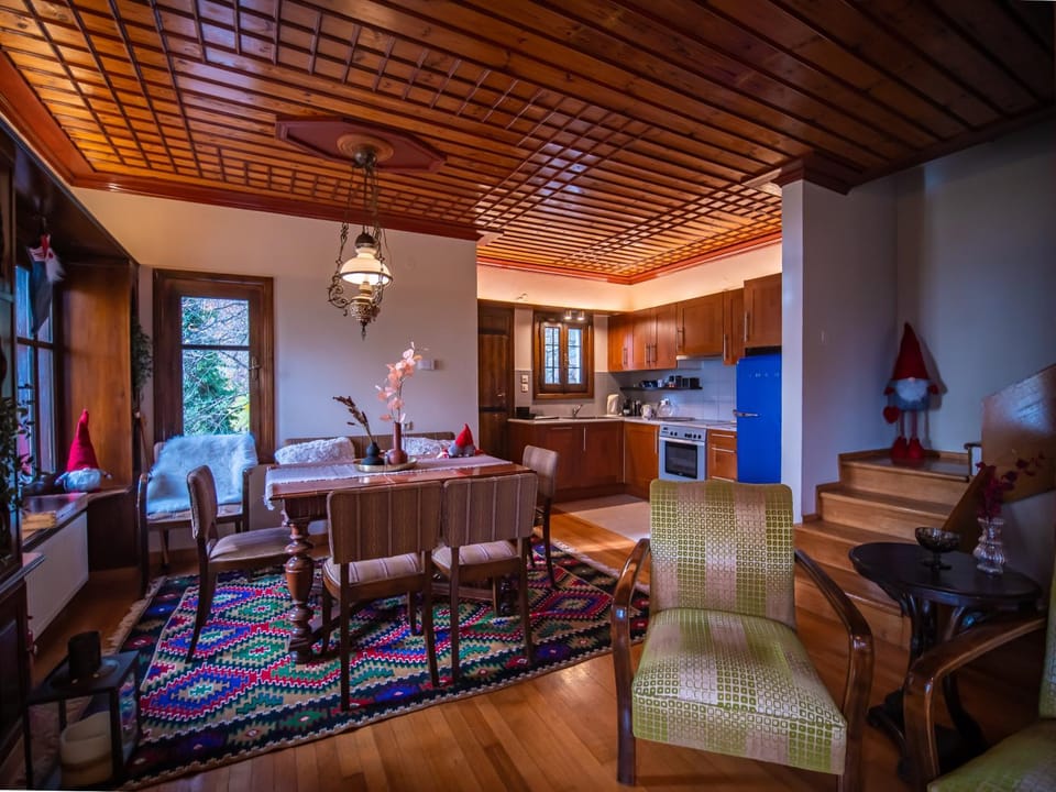 Dining area, kitchen