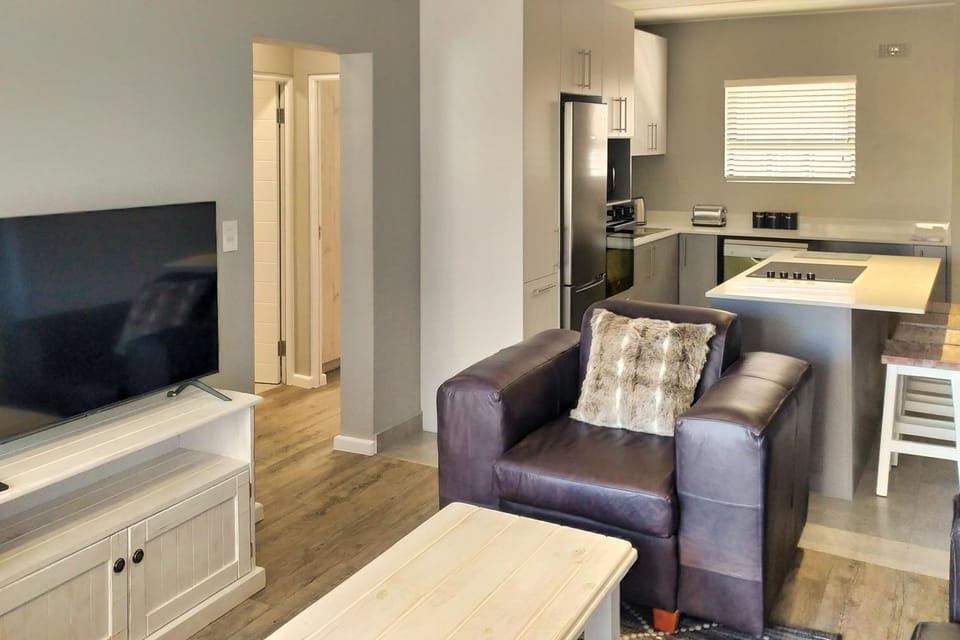 Communal lounge/ TV room, Living room, Seating area, Dining area