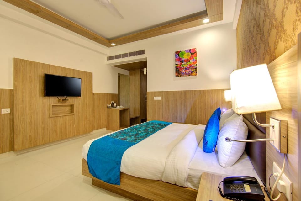 Bed, TV and multimedia, Photo of the whole room, Bedroom