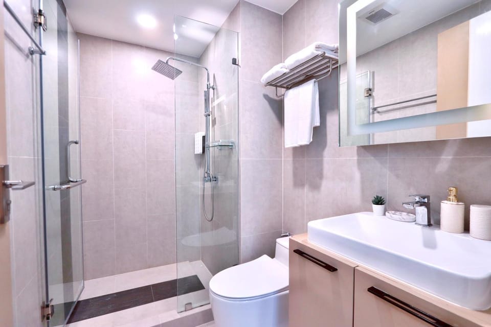 Shower, Toilet, Bathroom, towels