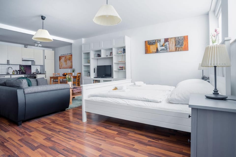 Bed, Photo of the whole room, Seating area
