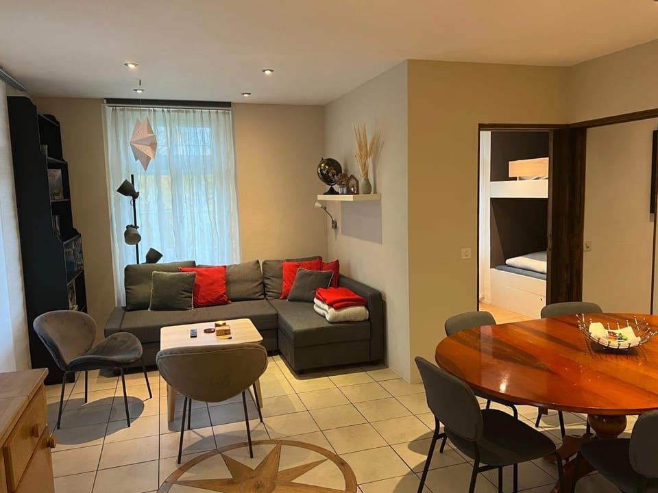 TV and multimedia, Living room, Seating area, Dining area