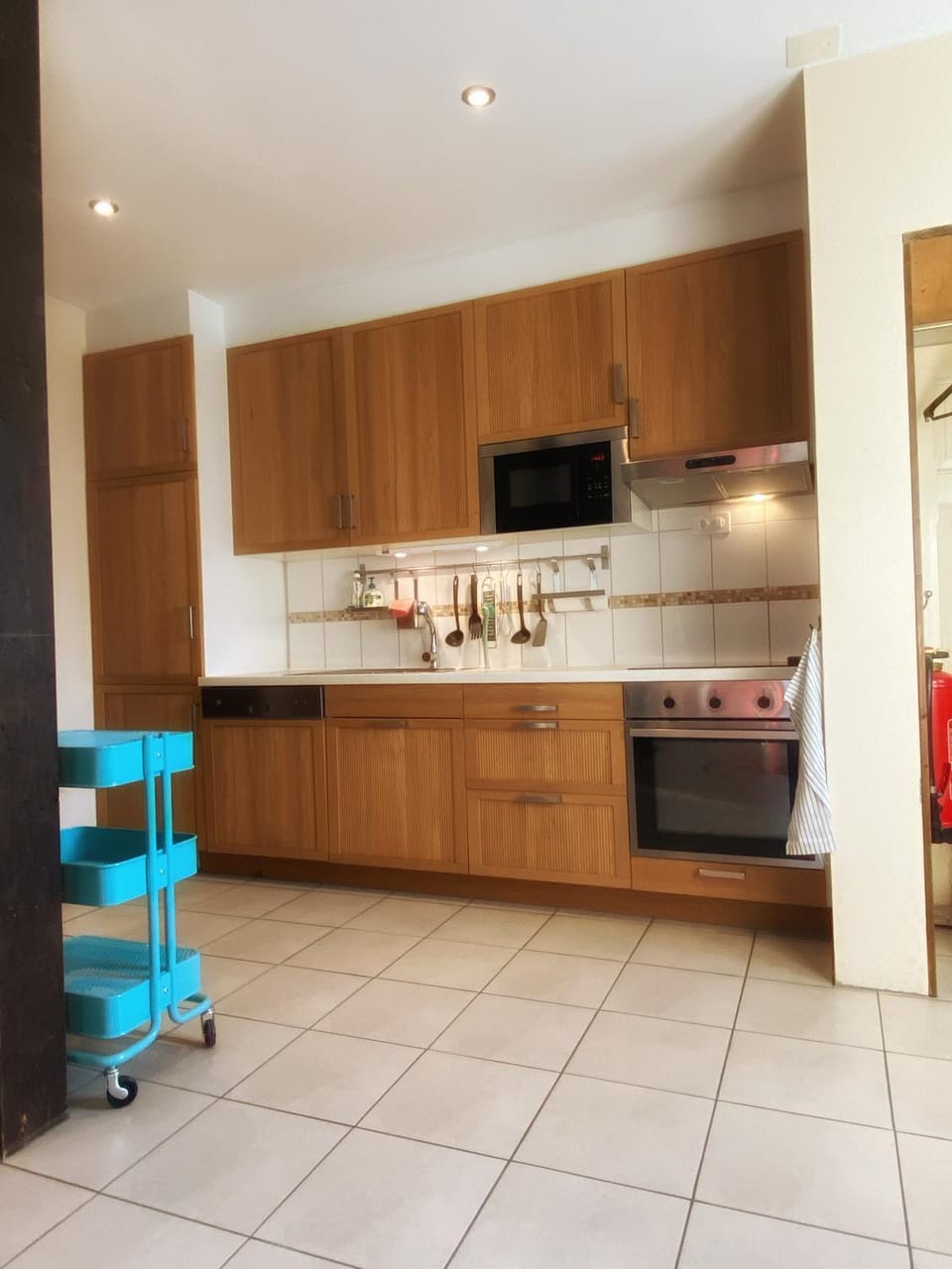 Kitchen or kitchenette, dishwasher, stove