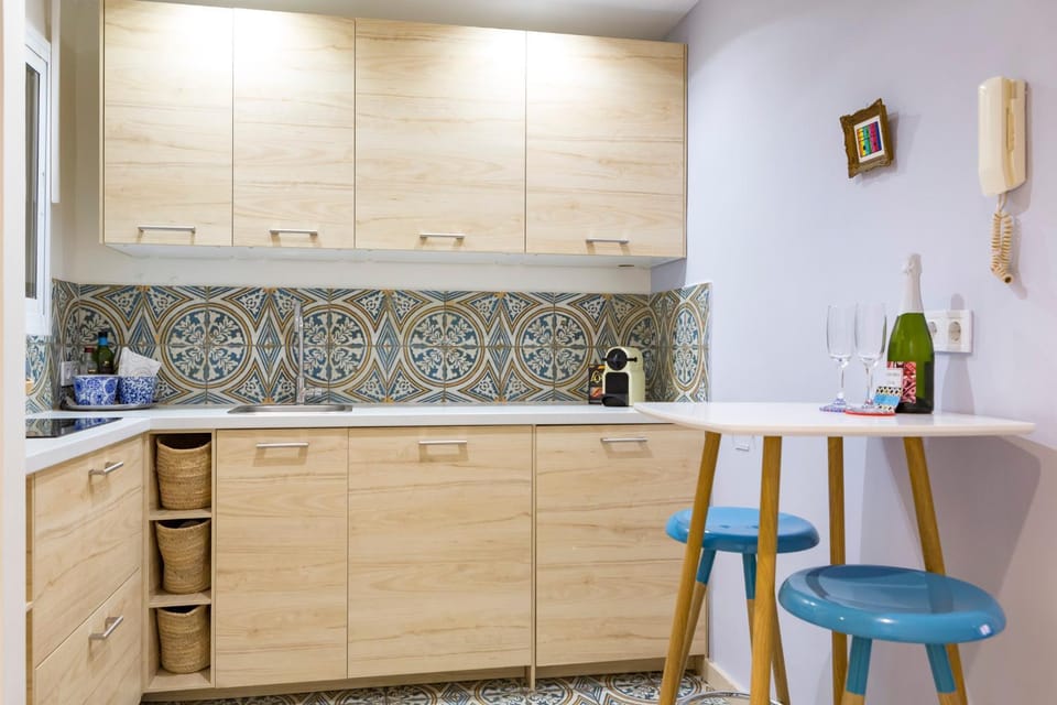 Kitchen or kitchenette, Dining area, stove
