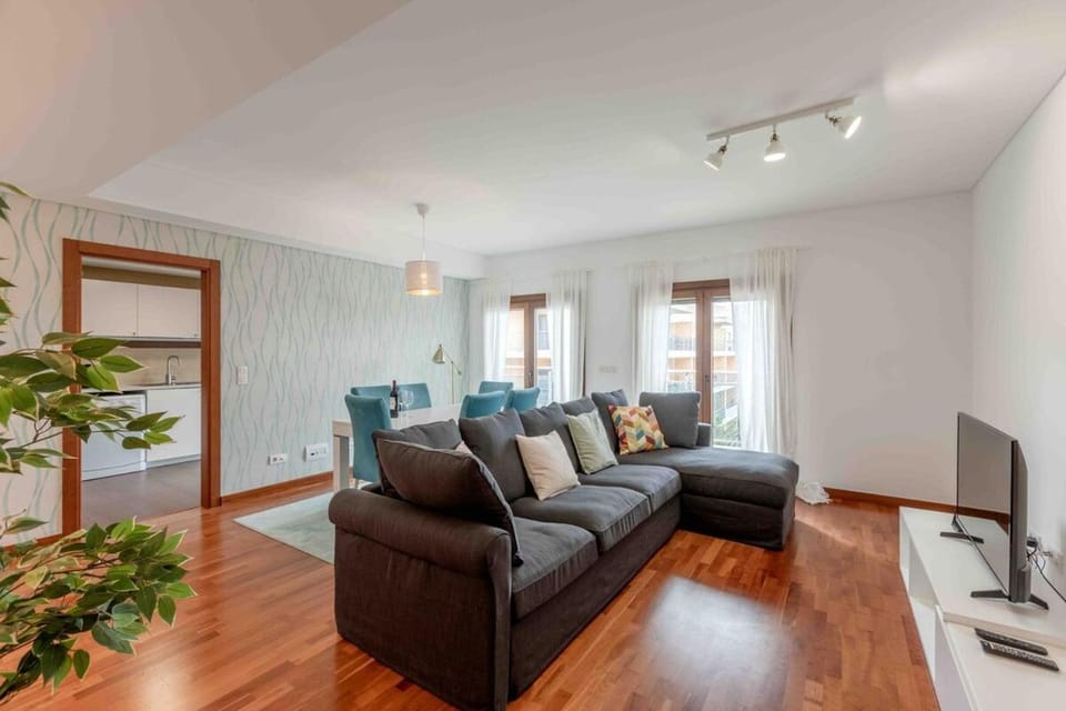 Modern 2 bedroom apt 20 min from city center Apartment in Lisbon District
