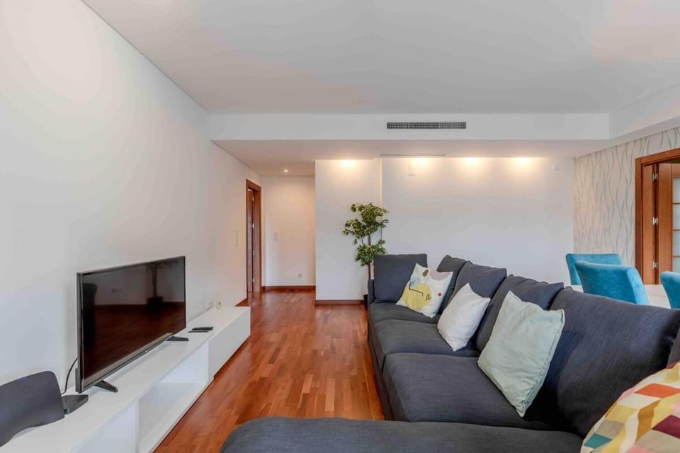 Modern 2 bedroom apt 20 min from city center Apartment in Lisbon District