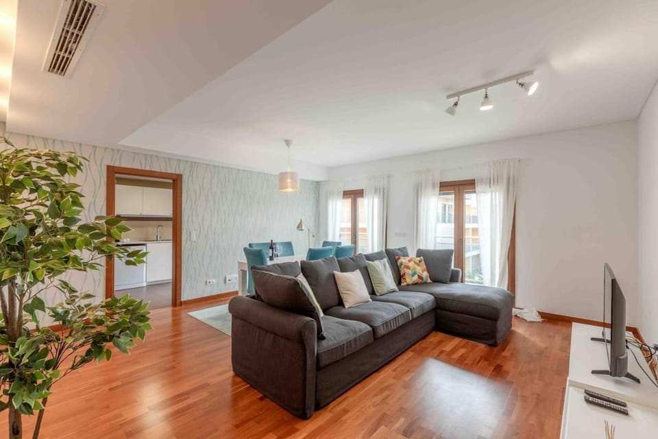 Modern 2 bedroom apt 20 min from city center Apartment in Lisbon District