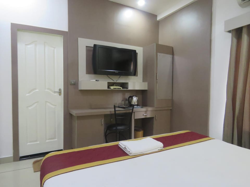 Bed, TV and multimedia, Bedroom, towels