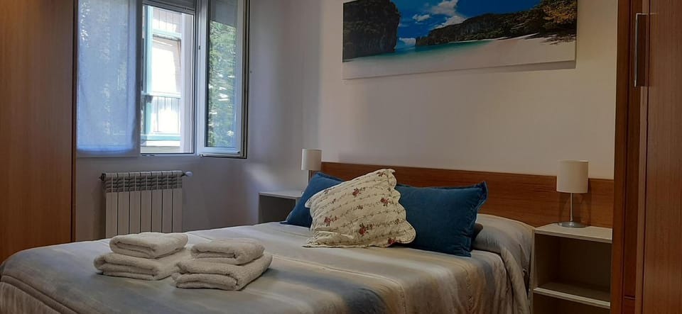 Bed, Bedroom, towels