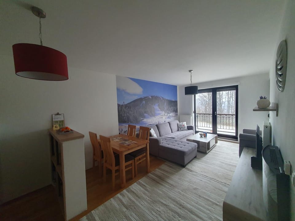 TV and multimedia, Living room, Seating area, Dining area