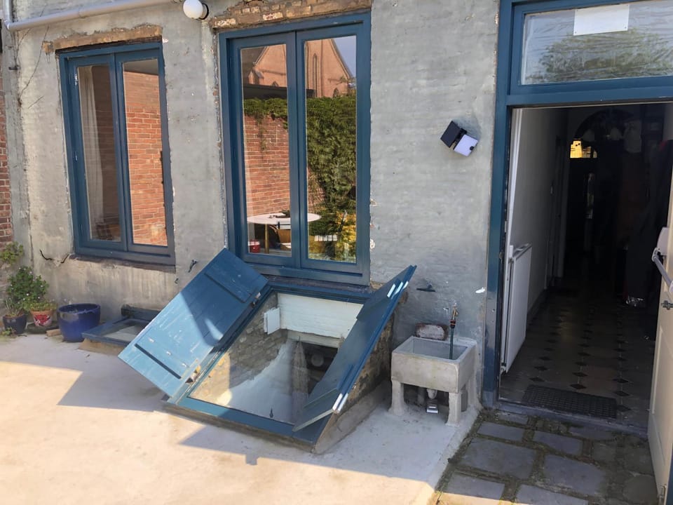 Property building, Facade/entrance, Day, Balcony/Terrace, Seating area, acessibility