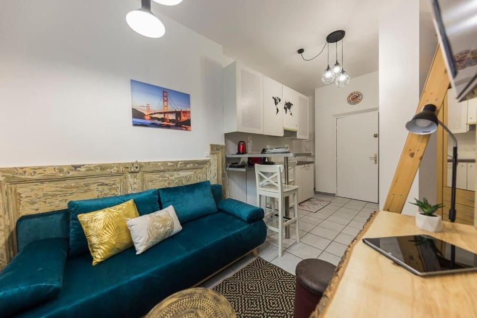 Kitchen or kitchenette, Living room, Seating area, Dining area, stove