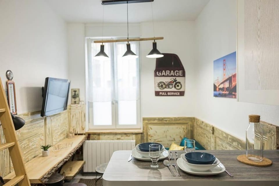TV and multimedia, Seating area, Dining area