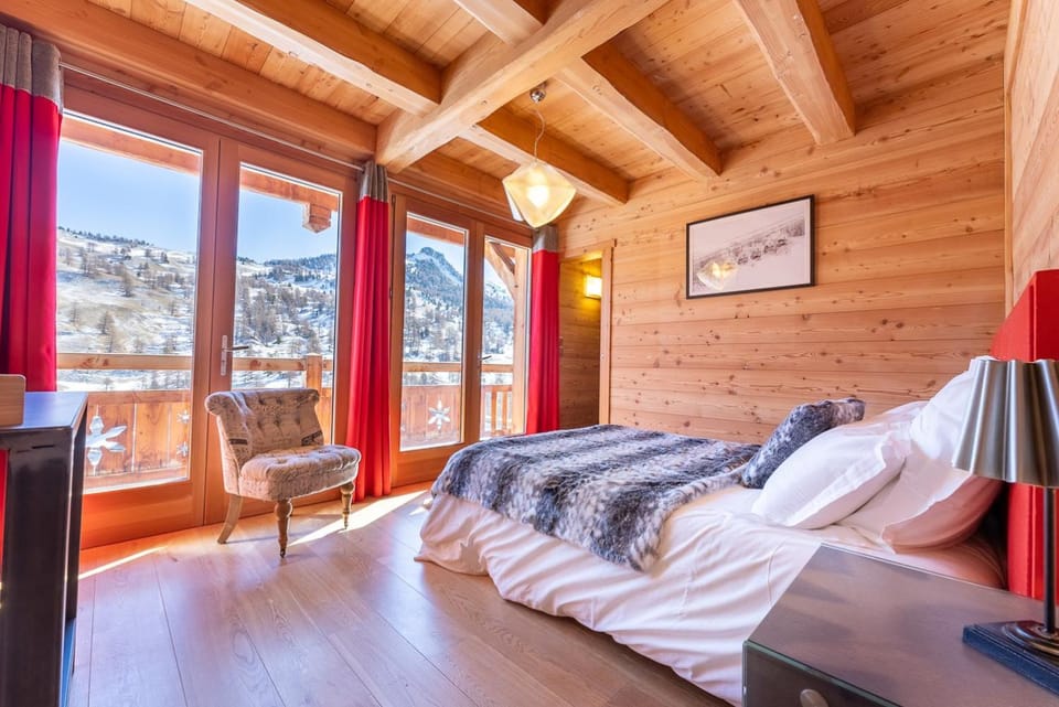 Bed, Photo of the whole room, Bedroom, Mountain view