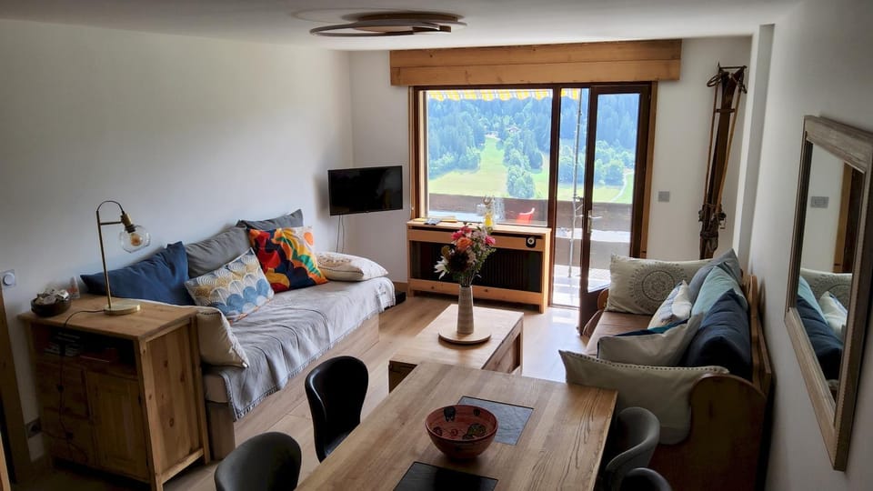 Communal lounge/ TV room, Bed, TV and multimedia, Living room, Mountain view