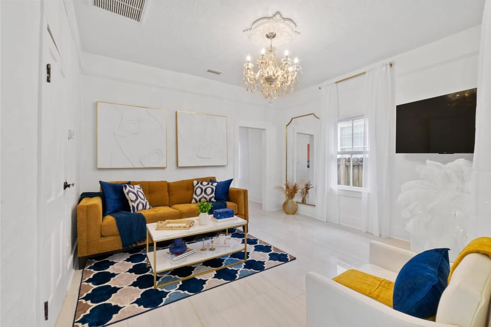 Coco's Cozy Cabana - Hot Tub Walk to Downtown House in Saint Augustine