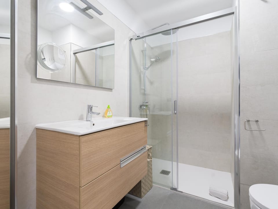Shower, Toilet, Bathroom, Bath