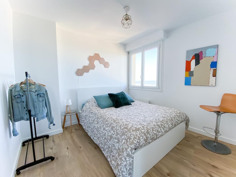 Bed, Photo of the whole room, Decorative detail, Bedroom