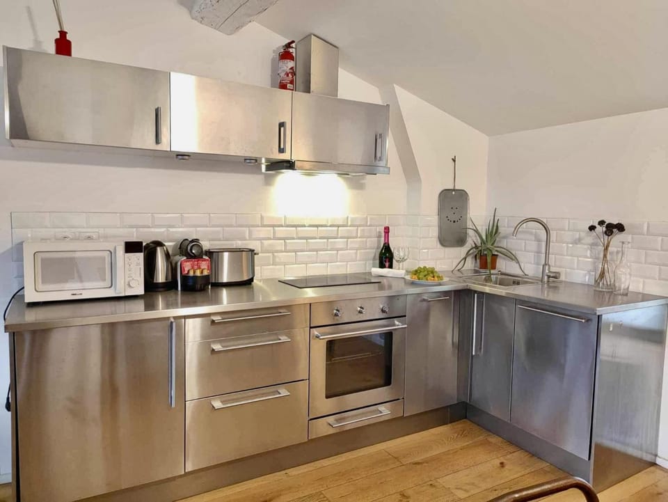 Coffee/tea facilities, Kitchen or kitchenette, dishwasher, oven, stove, toaster