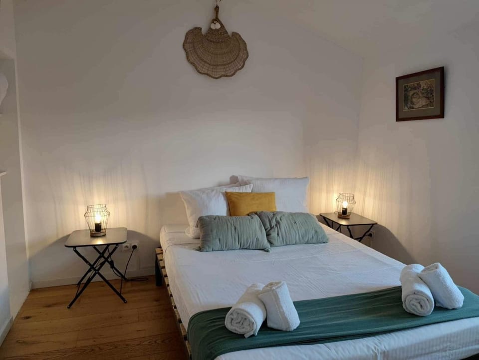 Bed, Bedroom, towels