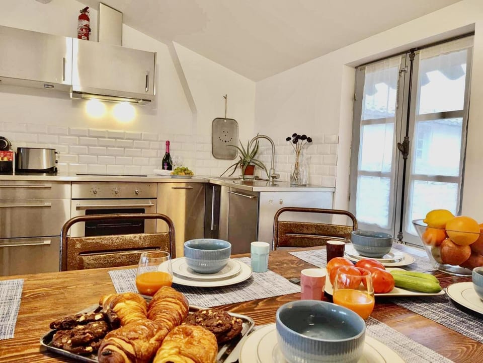 Kitchen or kitchenette, Dining area, stove