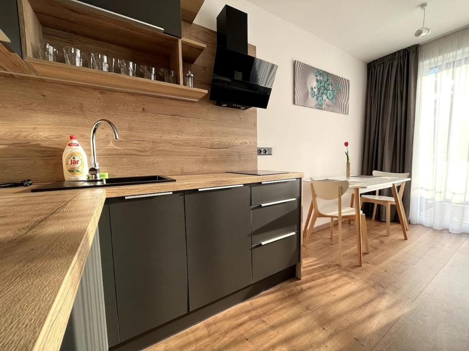 Kitchen or kitchenette, Dining area, stove