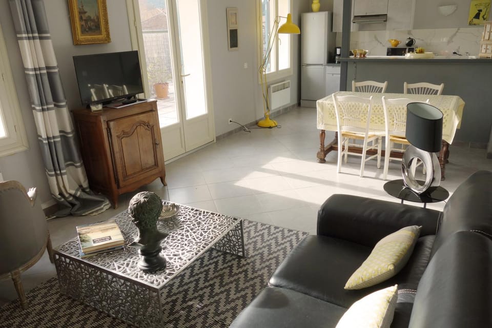 TV and multimedia, Kitchen or kitchenette, Living room, Seating area, Dining area