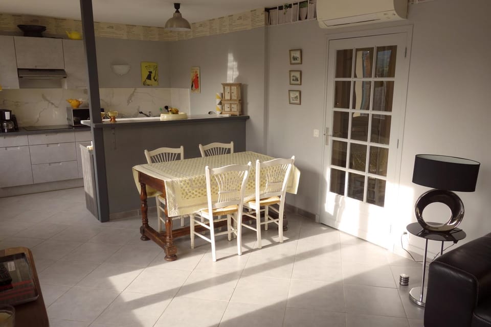 Kitchen or kitchenette, Living room, Dining area, minibar, stove