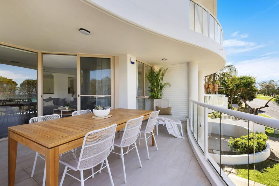 Property building, Day, Balcony/Terrace, Seating area, Garden view