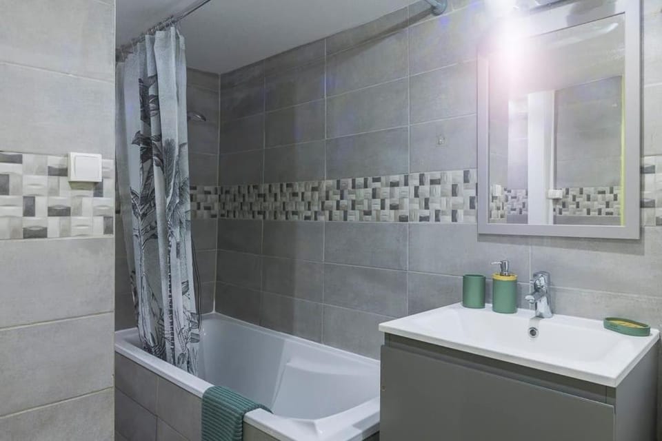 Bathroom, Bath, towels