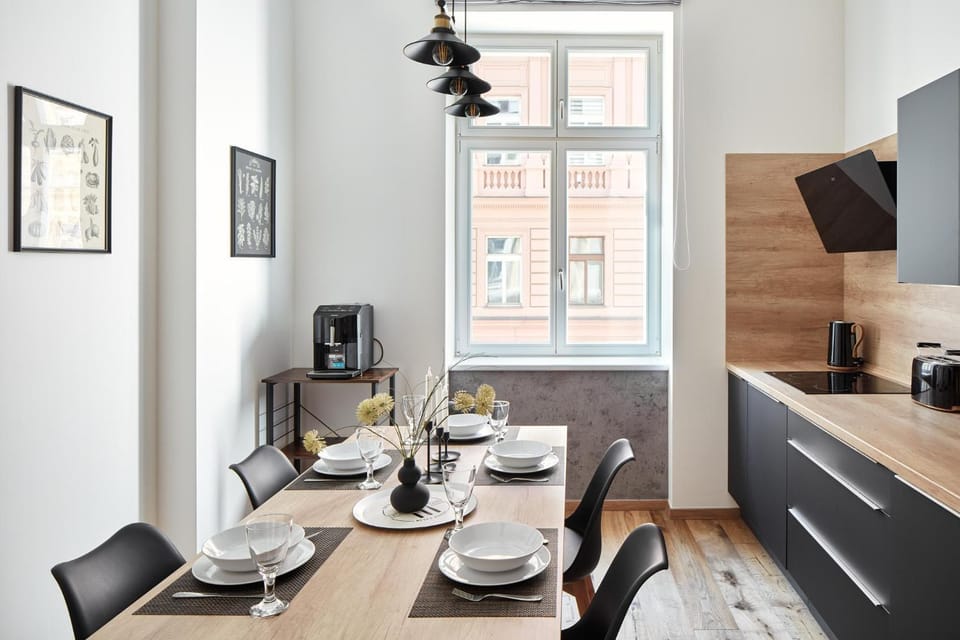 Kitchen or kitchenette, Dining area