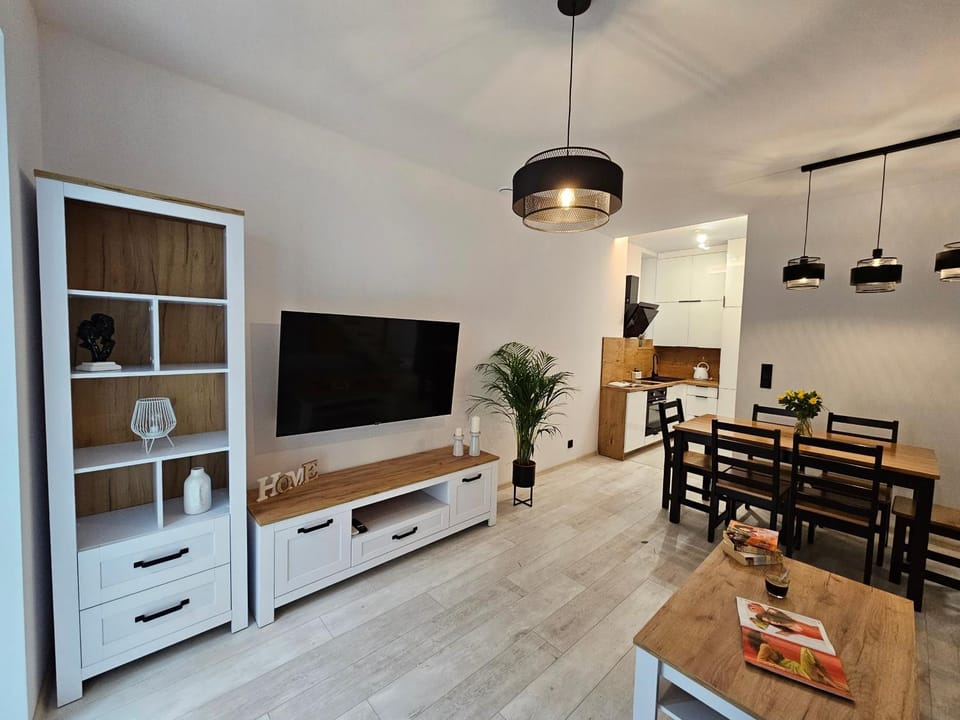 TV and multimedia, Kitchen or kitchenette, Living room, Food and drinks, Dining area, Food