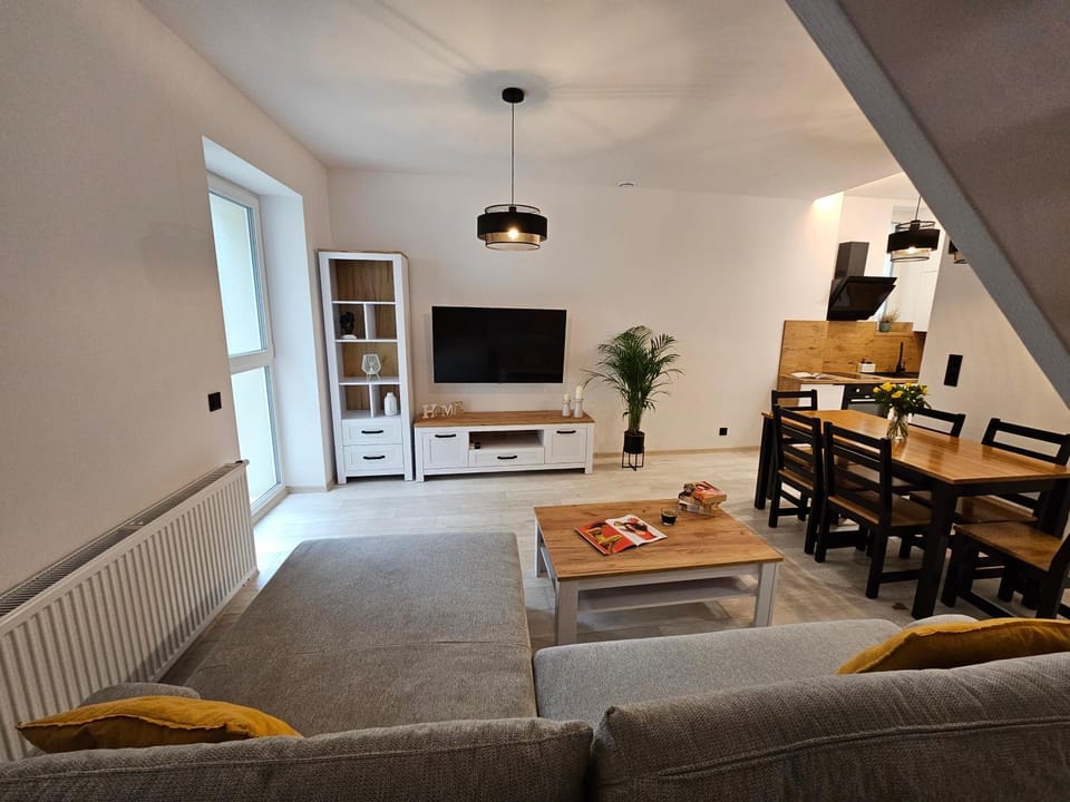 TV and multimedia, Living room, Seating area, Dining area, Evening entertainment