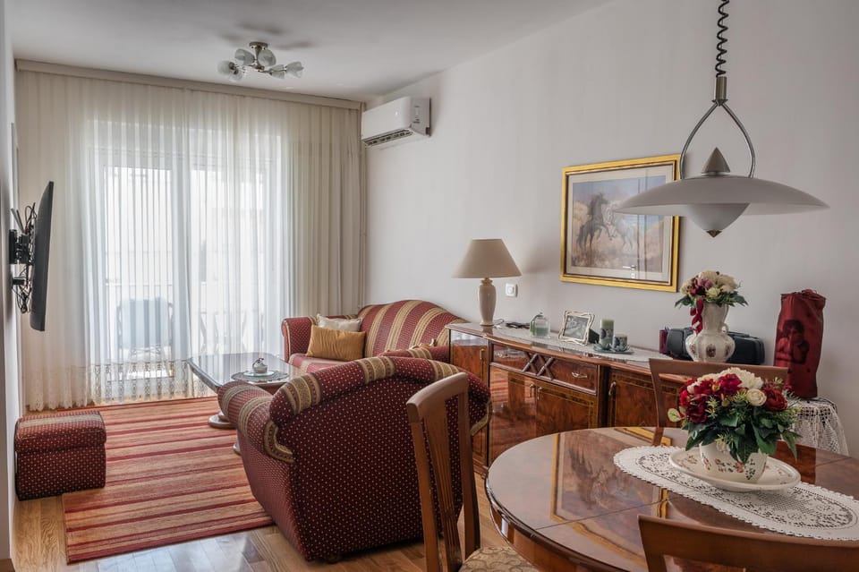 Living room, Seating area, air conditioner