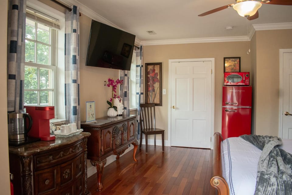 TV and multimedia, Coffee/tea facilities, wardrobe