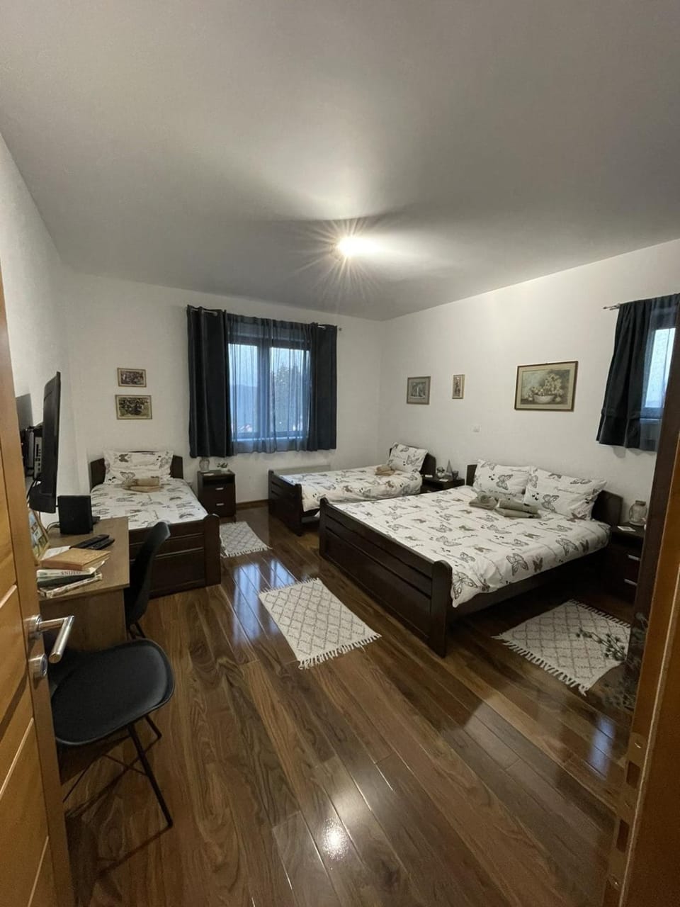 Bed, TV and multimedia, Living room, Photo of the whole room, Seating area, Bedroom