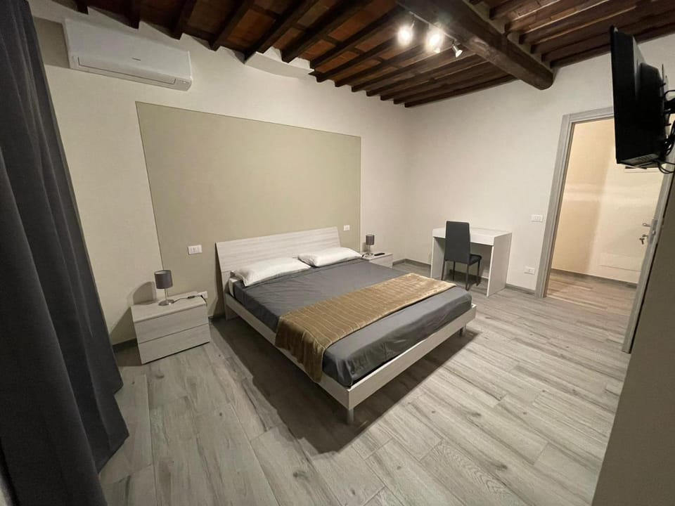 Bed, TV and multimedia, Photo of the whole room, Bedroom