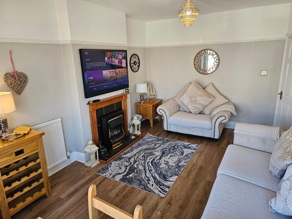 Property building, TV and multimedia, Living room, Area and facilities, Area and facilities, Entertainment, internet, locker, locker