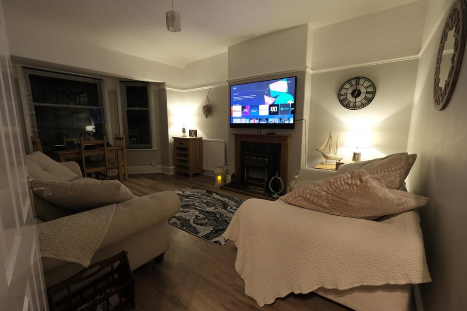 TV and multimedia, Living room, Photo of the whole room, Seating area, Evening entertainment