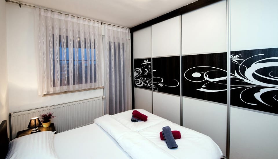 Bed, Bedroom, towels, wardrobe
