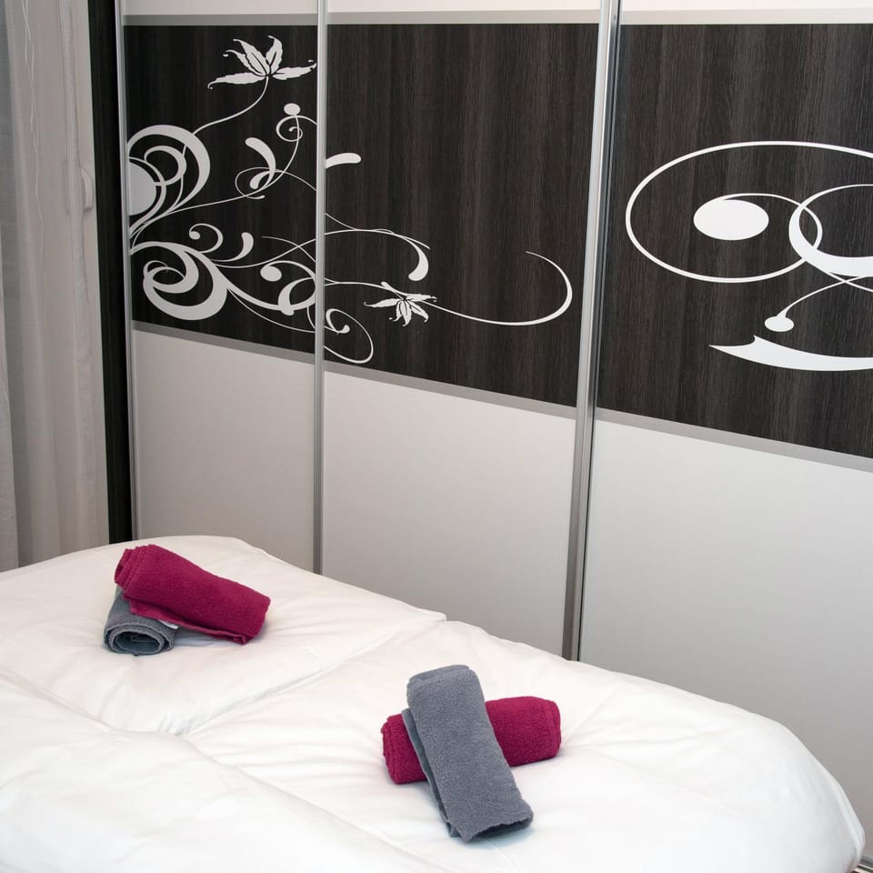Bed, Bedroom, towels