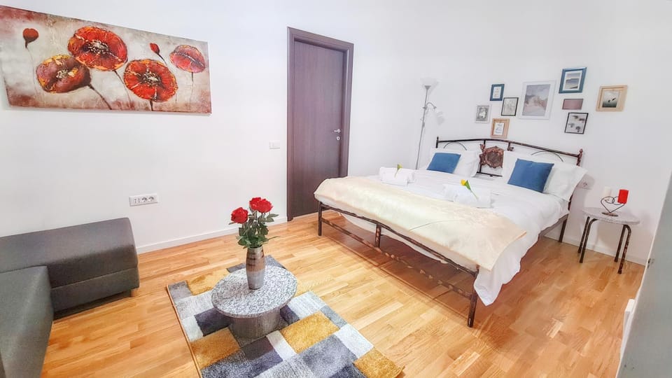 Photo of the whole room, Bedroom