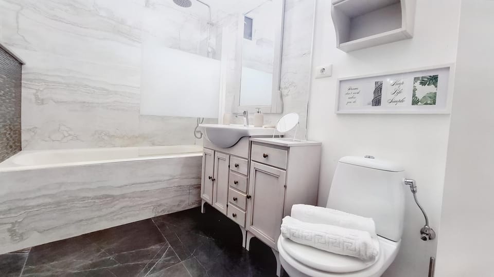Shower, Toilet, Bathroom, towels