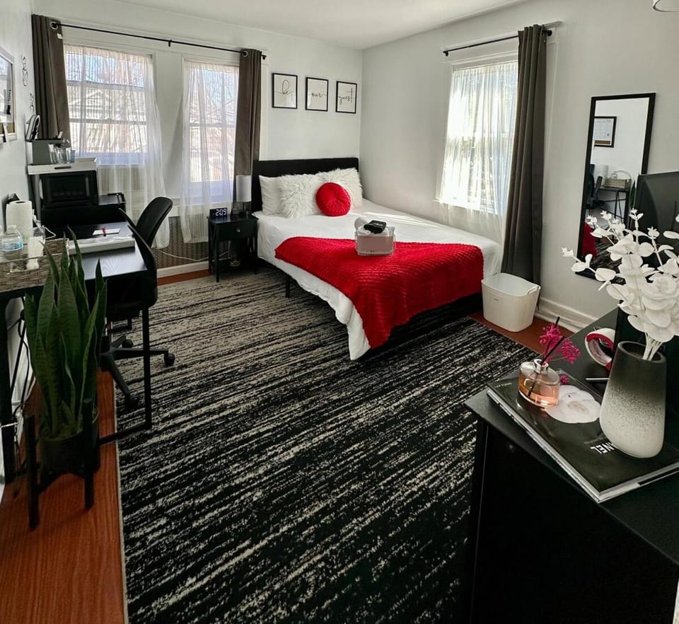 Bed, Photo of the whole room, Seating area, Bedroom