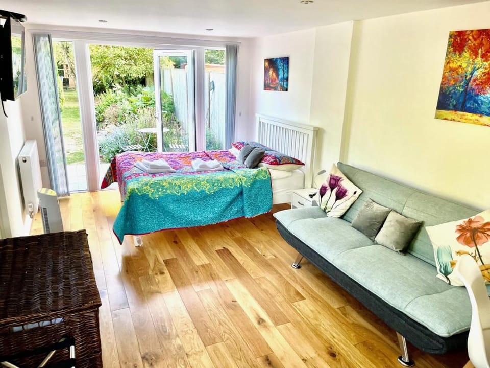 Patio lodge with forest access close to beaches Apartment in England