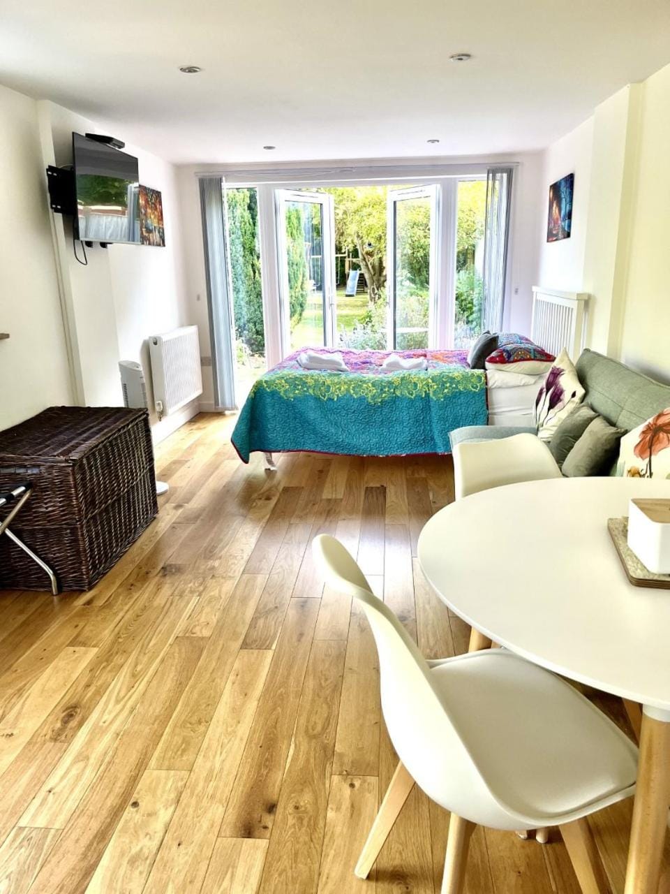 Patio lodge with forest access close to beaches Apartment in England