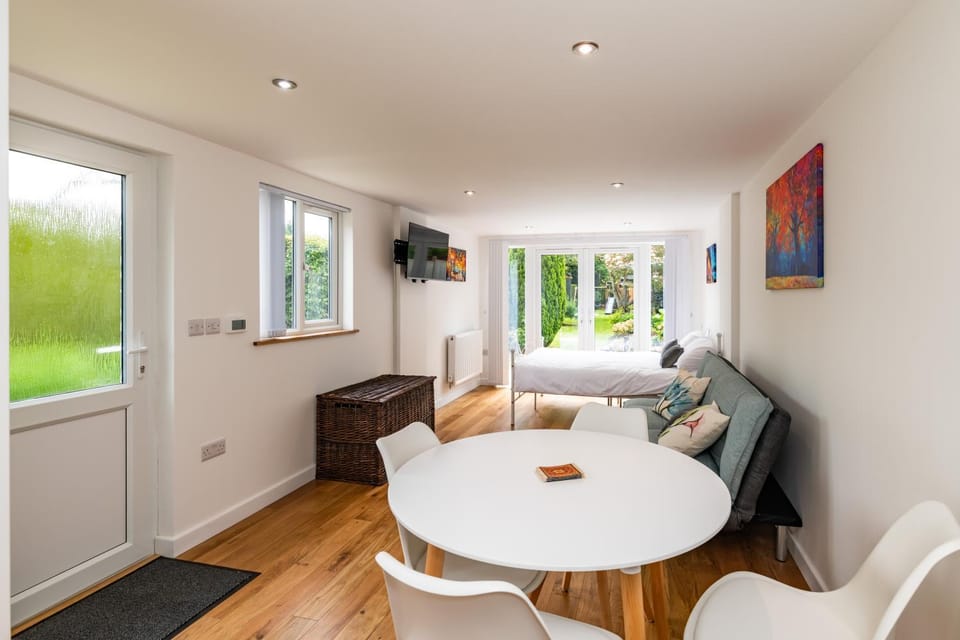 Patio lodge with forest access close to beaches Apartment in England